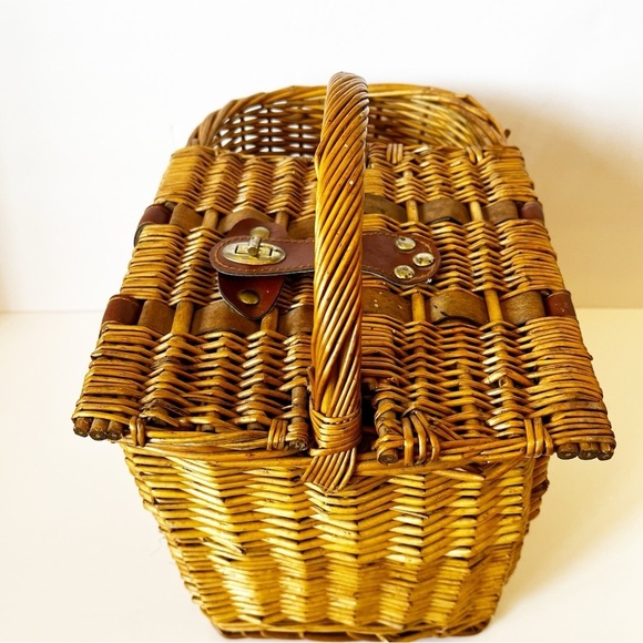Vintage 1970’s Wicker Wine and Cheese Picnic Basket Citrus Lined Retro Rattan - Picture 10 of 15